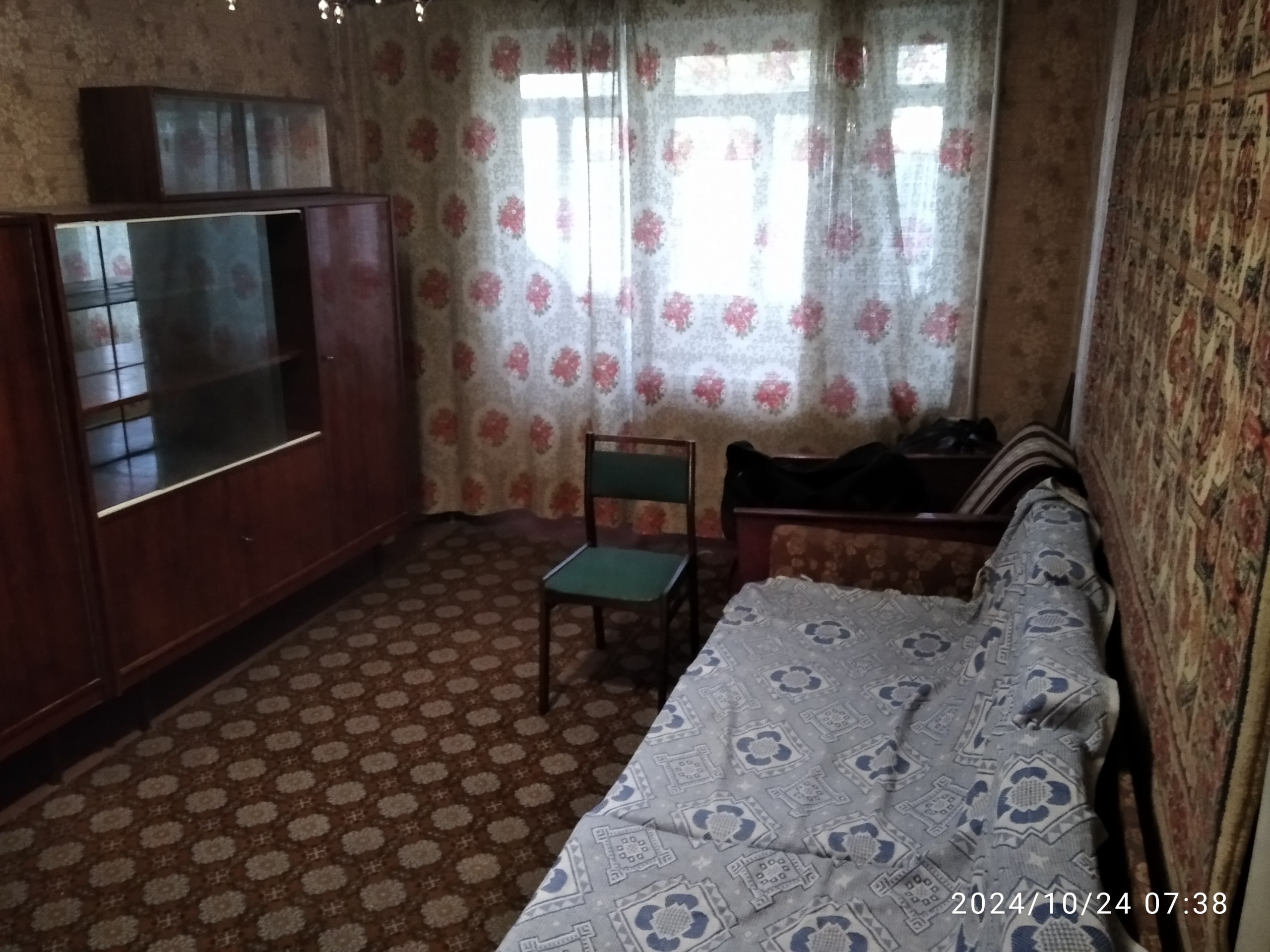 Алчевск 🏠 Продаётся 3-комнатная квартира 📍 Адрес: ул. Попова, 4/5 этаж 🔹 Основные параметры: ✔ Площадь: 54 м² ✔ Планировка: не угловая, зал проходной - Окна МП и трубы ластик - Балкон застеклён деревянными рамами - Раздельный санузел в кафеле - Газовая колонка ✅ Документы РФ, без долгов и прописанных. ✅ Удобн...