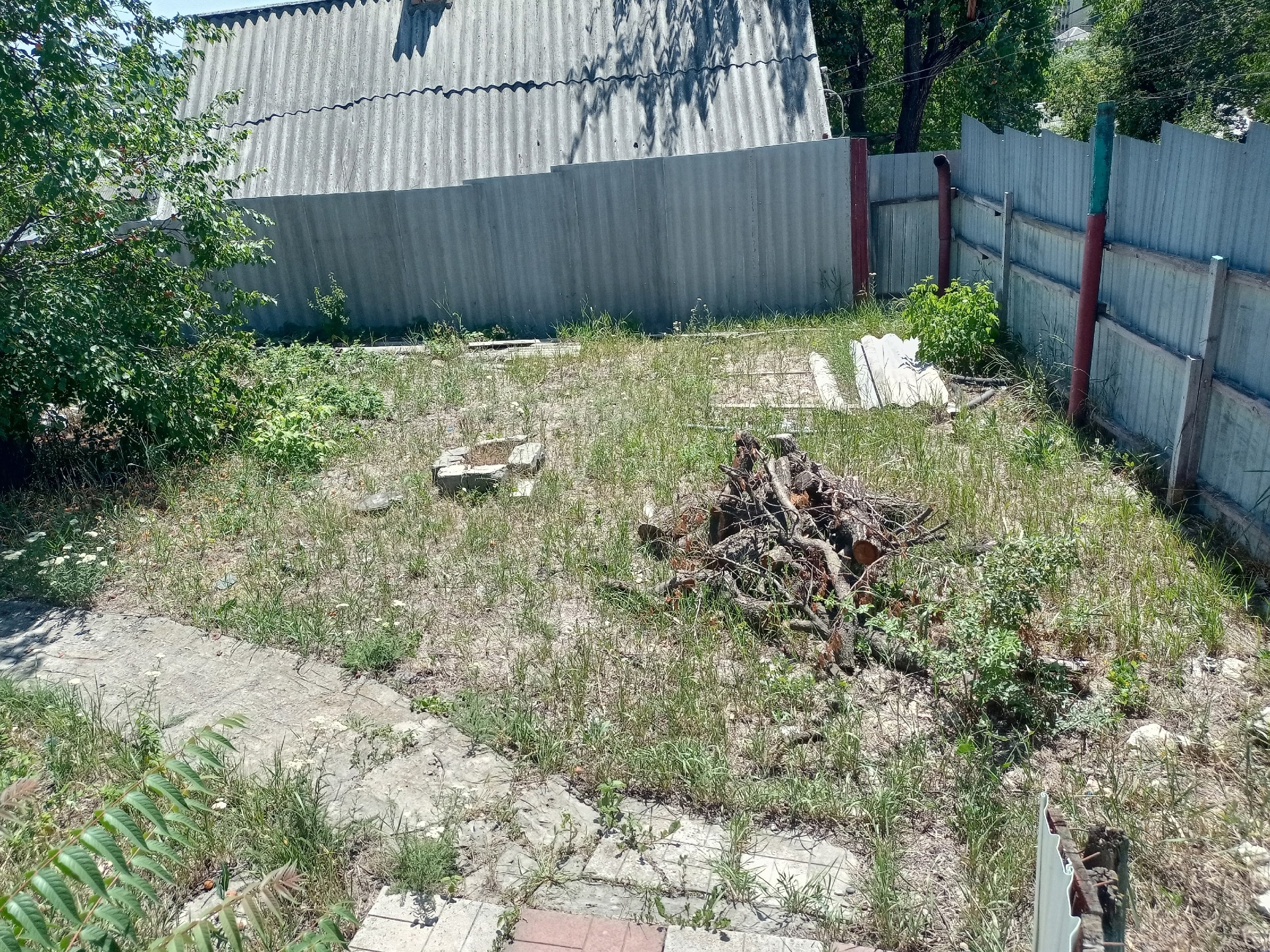 🏡 Продам дом в Камброде, пер. 2-й Газетный 📐 Общая площадь дома — около 30 м² 📍 Участок — 5,1 сотки (не приватизирован) В доме 3 комнаты: — 🛏 Жилая комната — 10,2 м² — 🍽 Кухня/прихожая — 9,2 м² — 🛁 Комната под ванную — 9,2 м² (не отапливается, есть вход в сухой подвал) 🔥 Отопление — печь с форсункой (отаплива...