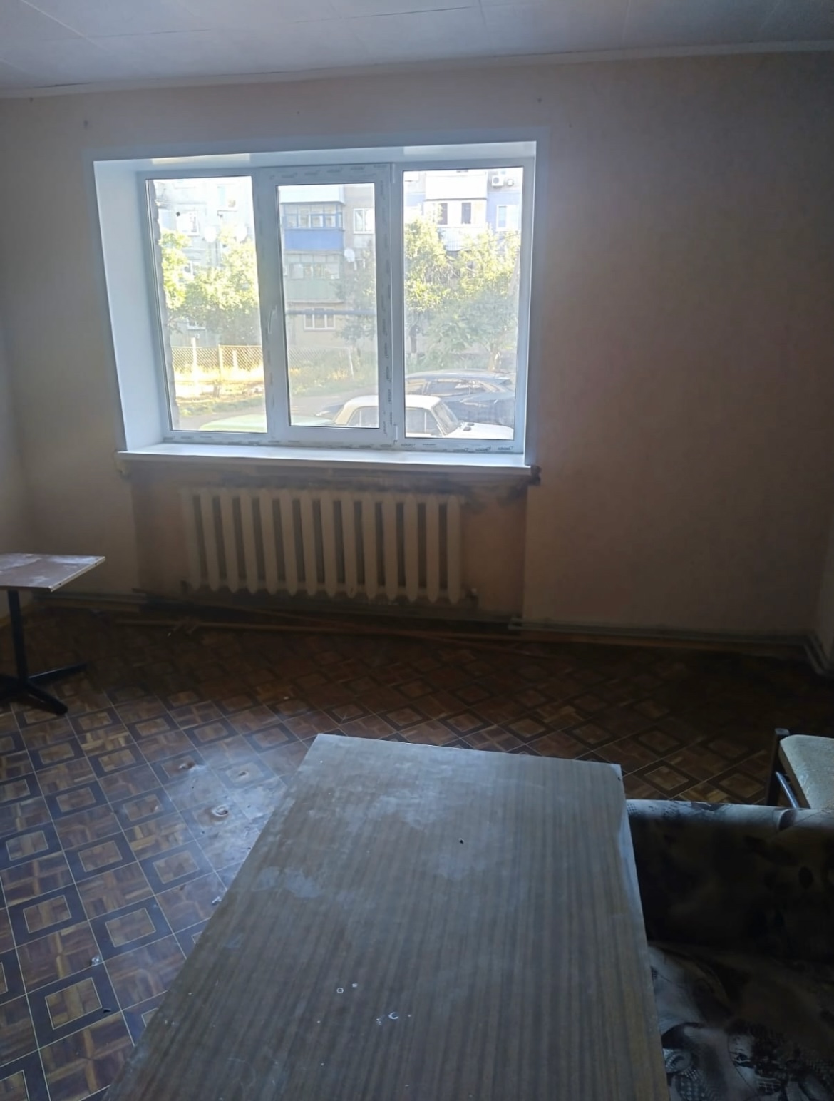 Продам однокомнатную квартиру, на первом этаже (дом постройки 2000-х годов), район Мирный ,улица Ялтинская. Общая площадь 36.3 кв. м. Окна металлопластиковые, выходят во двор. Тихий двор,в шаговой доступности остановка .В квартире газовое отопление, водонакопительный бак,полы линолеум. Цена 900 тыс. рублей. П...