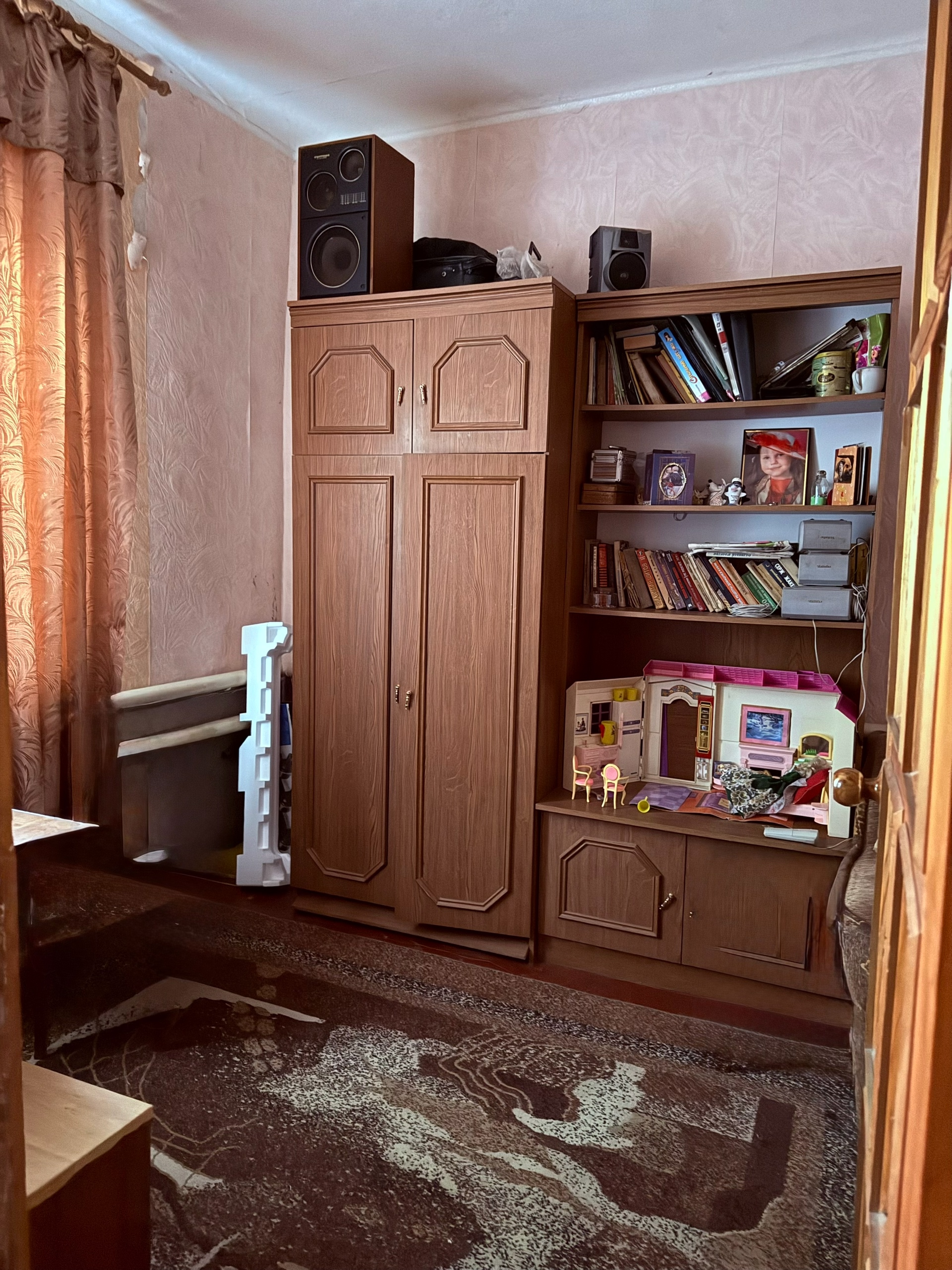Объект 926 Продаётся ДОМ в г.Алчевске р-н Лимана по ул.Плеханова ОП - 90 кв. Участок - 6 соток. В доме: 5 комнат + кухня + прихожая + санузел. Автономное отопление (1 к.котёл + колонка). На все услуги счётчики. Окна - МП (решётки). Железные двери. На участке есть флигель и уличный туалет. Цена - 3 650 000 руб...