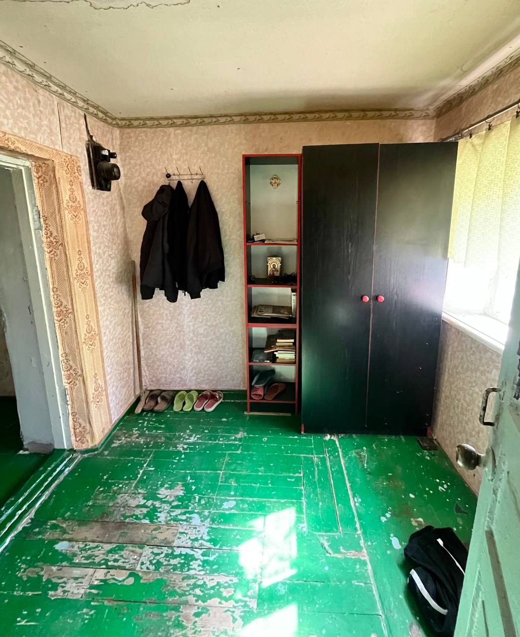 Продам дом на ул. Белорусская , остановка Филатова Дом и флигель без ремонта, в жилом состоянии. В доме газ,свет,вода, есть ванна и слив. На улице летний душ и с/у Участок 6 сот. ( Приват.) На участке большой гараж с смотровой ямой, хоз. постройки и сарай с погребом! По периметру установлен новый забор! Есть ...