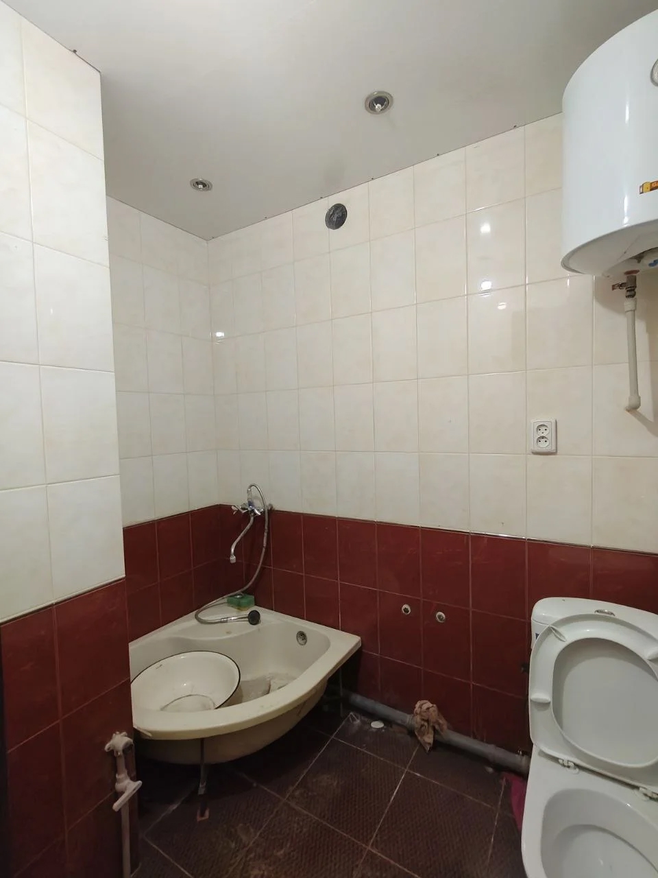 СРОЧНАЯ ПРОДАЖА!!! 2-х комнатная квартира кв. Гагарина Цена: 3 500 000 руб. Город: Луганск Район: Жовтневый кв. Гагарина, дом 10 2/5 эт. кирпичного дома, общ. пл. 40,3 кв.м, кухня 6 кв.м, окна м/п, санузел совмещён. Квартира под ремонт. Хорошее месторасположение. . Агент: Елена: +7(959)191-78-25...
