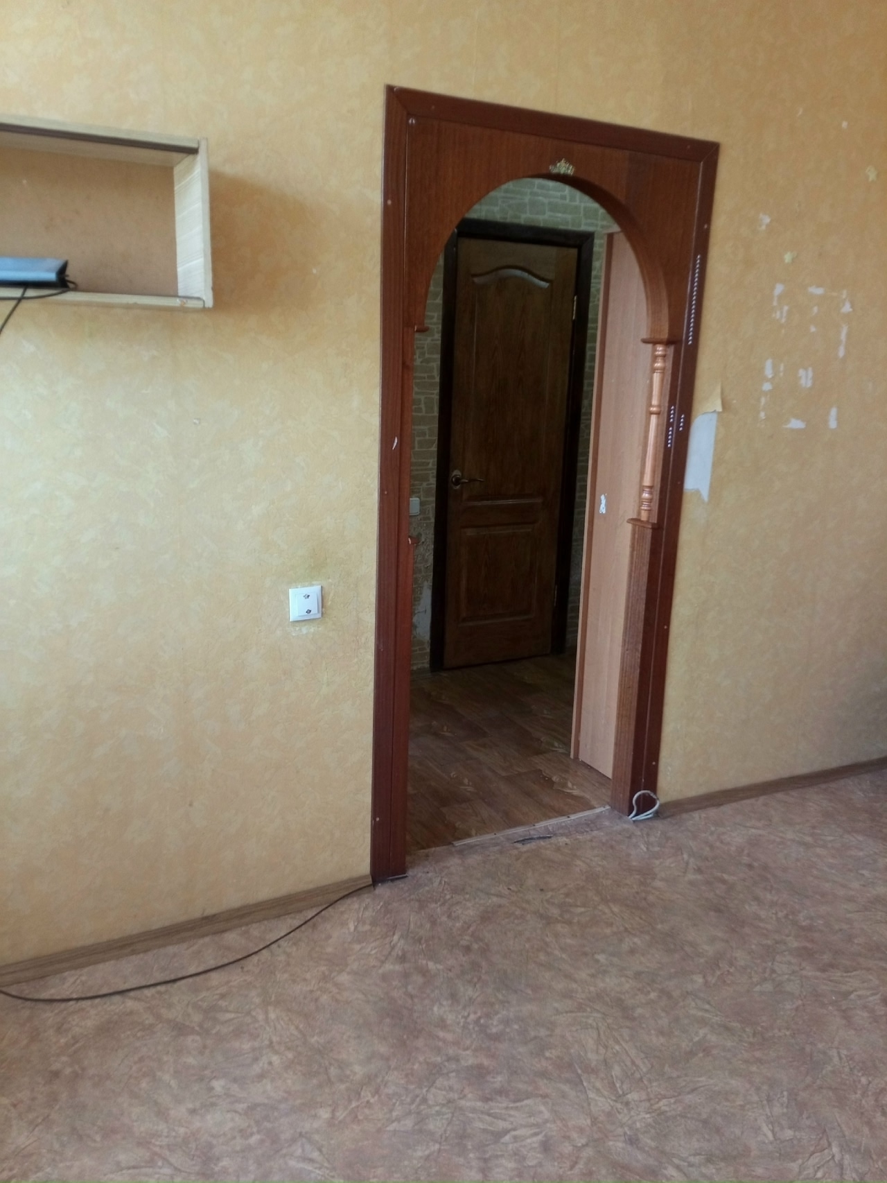г. Алчевск Продается 1 комнатная квартира (Сталинка) по улице Белинского, район магазина (Окей). 4-й этаж/5-ти этажного дома. Общая площадь 38 кв.м., кухня 8,2 кв.м. МП окна, балкон (не остеклен), высокие потолки, кладовая, газовая колонка, холодильник, МП трубы. Отопление центральное, санузел совмещен. Кварт...