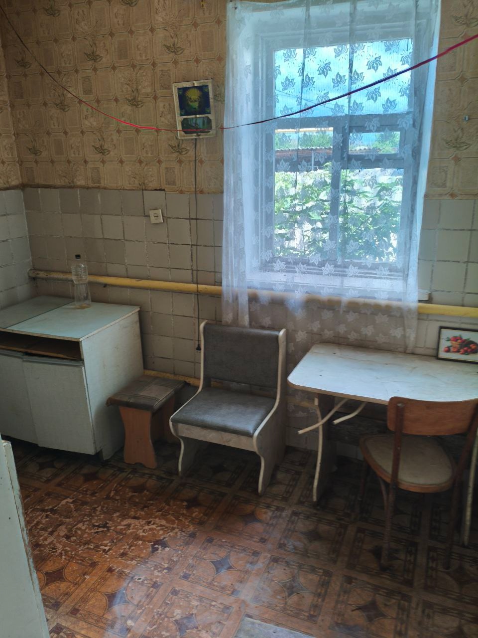 Продам дом 3-х комнатный в Станично-Луганском районе, улица красноармейская. ✅Участок 9.5 соток. Огороженный ✅Дом 57.5 м.кв ✅На участке 2 сарая , погреб, летний душ ✅Кухня 7.5 м.кв ✅Есть скважина подведена в дом, подключено и к центральному. ✅Рядом лес, чистый воздух , тихий и спокойный район. ✅Земля приват !...