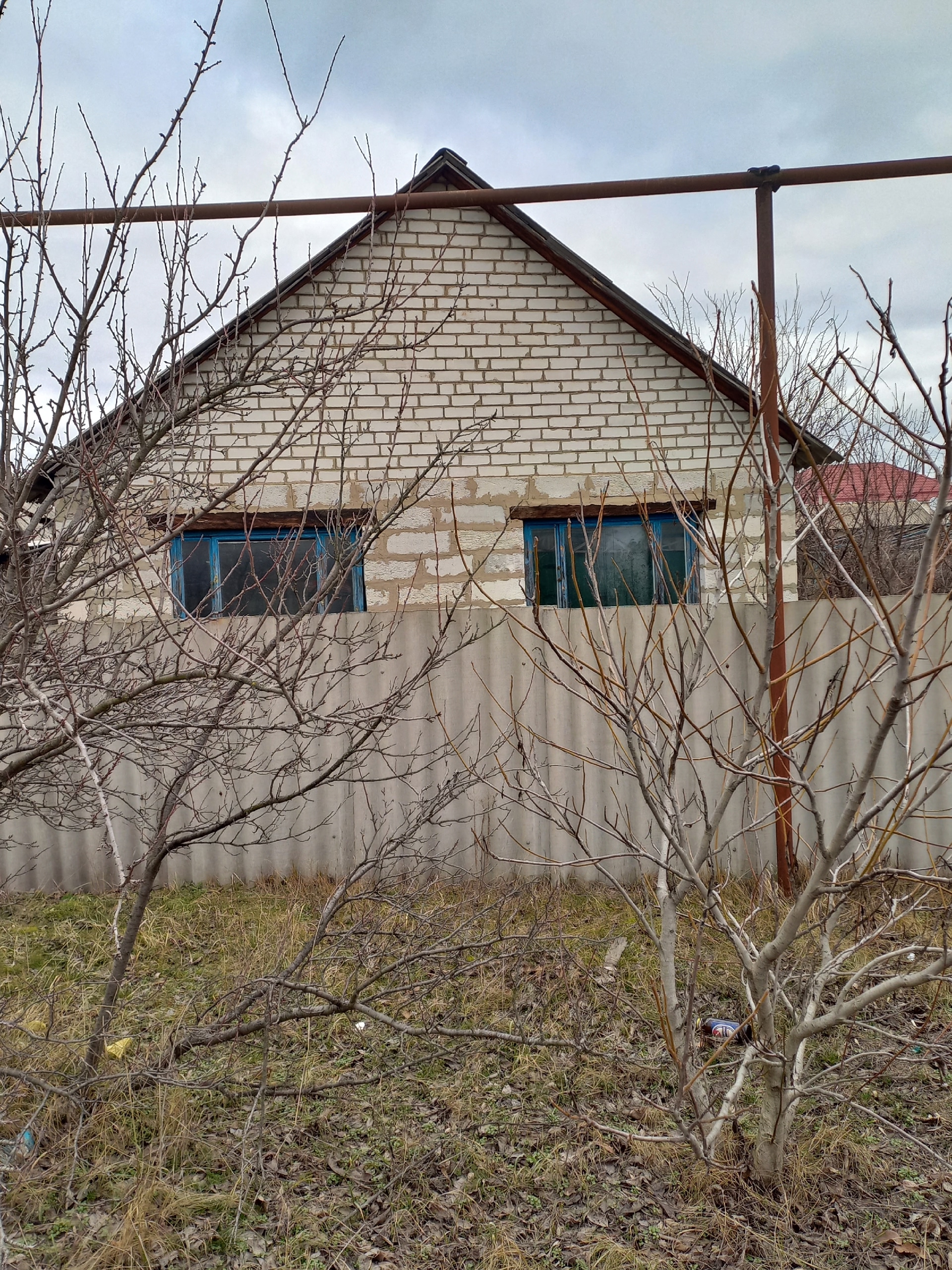 Продам дом Станица-Луганская. Состояние жилое,свет, газ, в доме.Вода, скважина во дворе. Земля плодородная 10 соток.. От хозяина. Цена 1млн200т.руб. 7...