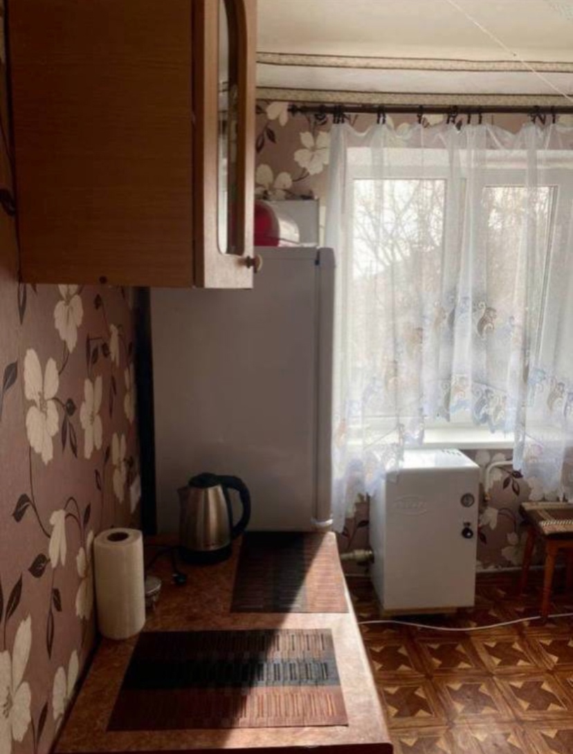 Посуточно 1-ая квартира ,в центре (Остановка почта). 1 -й этаж. -Диван двухспальный -Кровать двухспальная -Вода холодная и горячая -Микроволновая печь,холодильник,утюг,стиральная машина -Постельное ,полотенца,тапочки одноразовые -WiFi,телевидение В пешей доступности магазины,банк,рынок Обращаться по номеру те...
